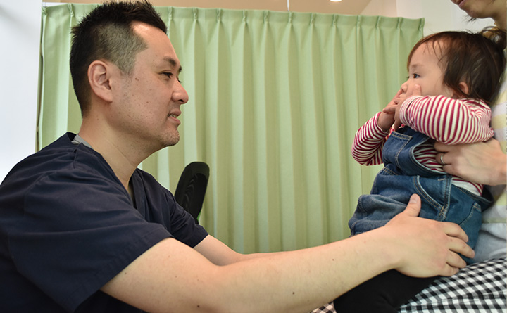 子供への施術 施術の様子